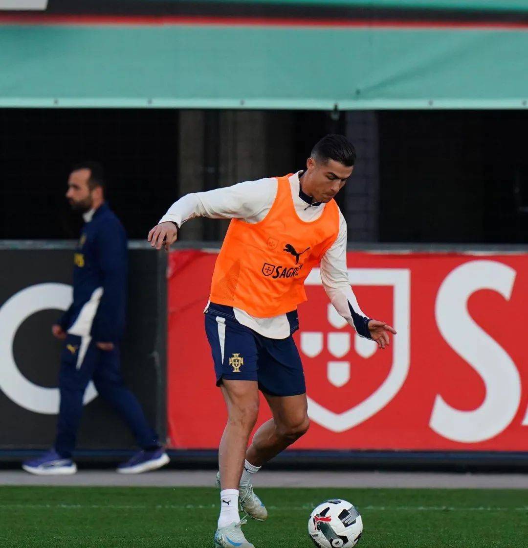 包含C罗在拜仁比赛中刷新纪录，领先优势明显引发热议！赛场气氛高涨的词条开云中国官方网站