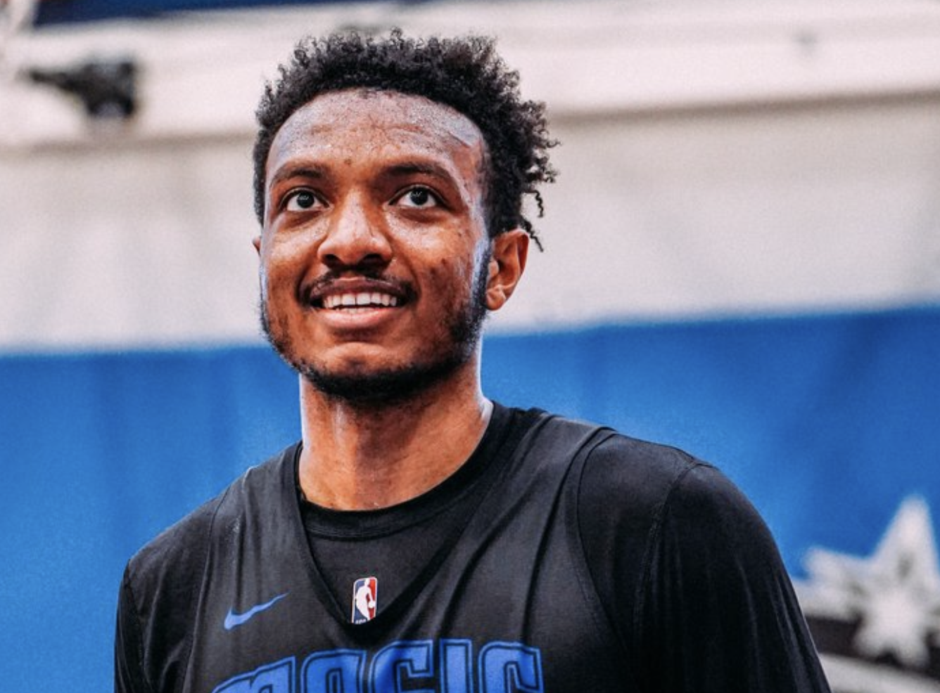 关于转会期全明星赛传出新动向；奥兰多魔术豪取连胜；管理层表态——管理层满意；球探报告显示潜力的信息