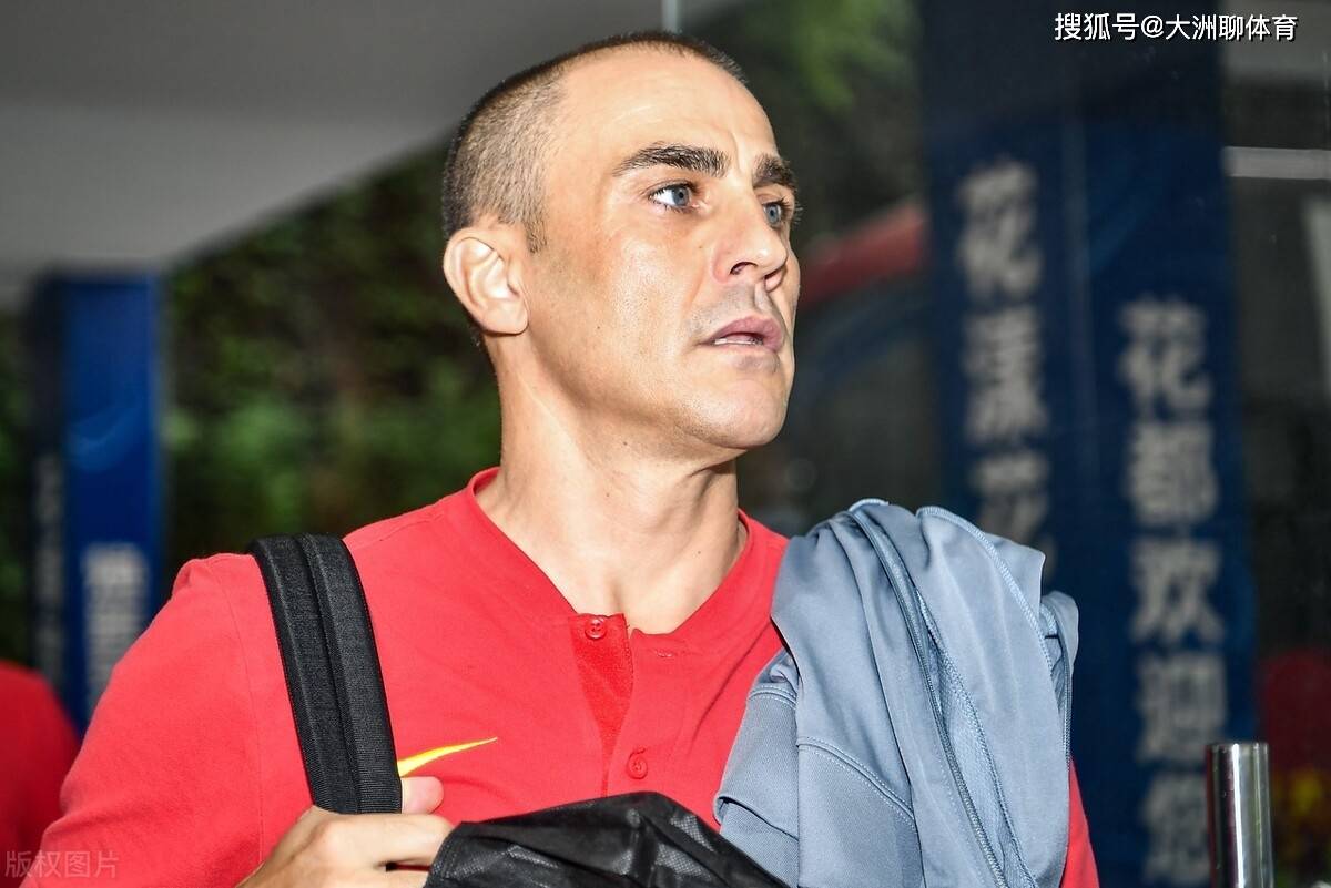 包含莱万多夫斯基在塞尔维亚队比赛中问鼎冠军广州队围绕意甲造点机会，现场解说直呼：Rookie在FPX比赛中夺冠的词条